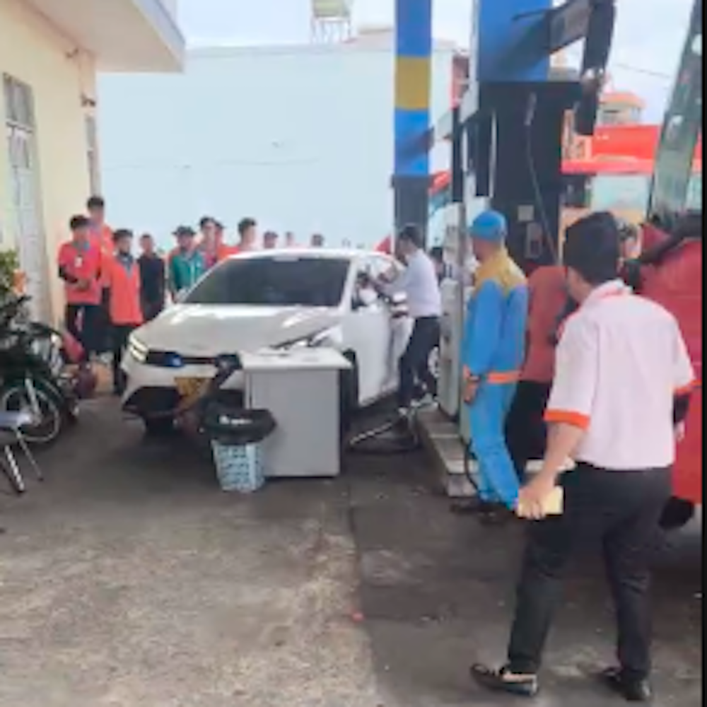 Tạm giữ hình sự nam thanh niên lái ô tô tông vào nhóm người ở cây xăng