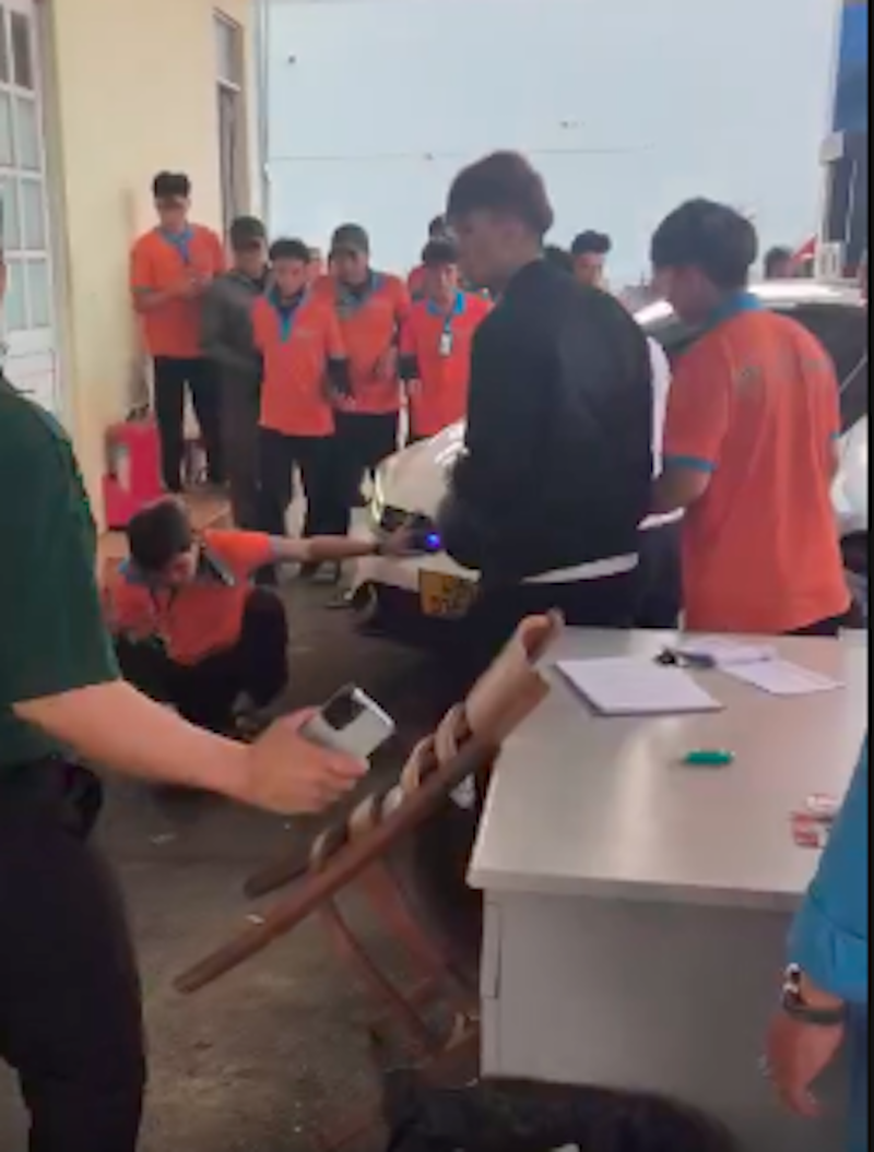 Tạm giữ hình sự nam thanh niên lái ô tô tông vào nhóm người ở cây xăng