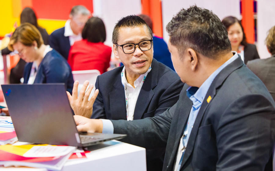 Nhiều cuộc gặp gỡ, trao đổi đang diễn ra s&ocirc;i động tại gian trưng b&agrave;y của đo&agrave;n Việt Nam.