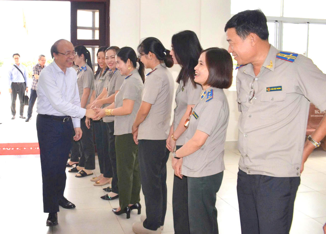 Thứ trưởng Phan Ch&iacute; Hiếu thăm hỏi c&aacute;n bộ THADS tỉnh C&agrave; Mau