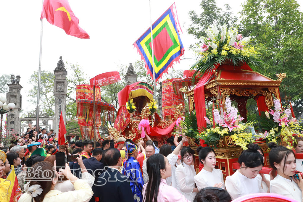 Nghi thức rước kiệu c&ocirc;ng ch&uacute;a Tĩnh Huệ về tr&igrave;nh cha. (Ảnh B&aacute;o Hưng Y&ecirc;n)