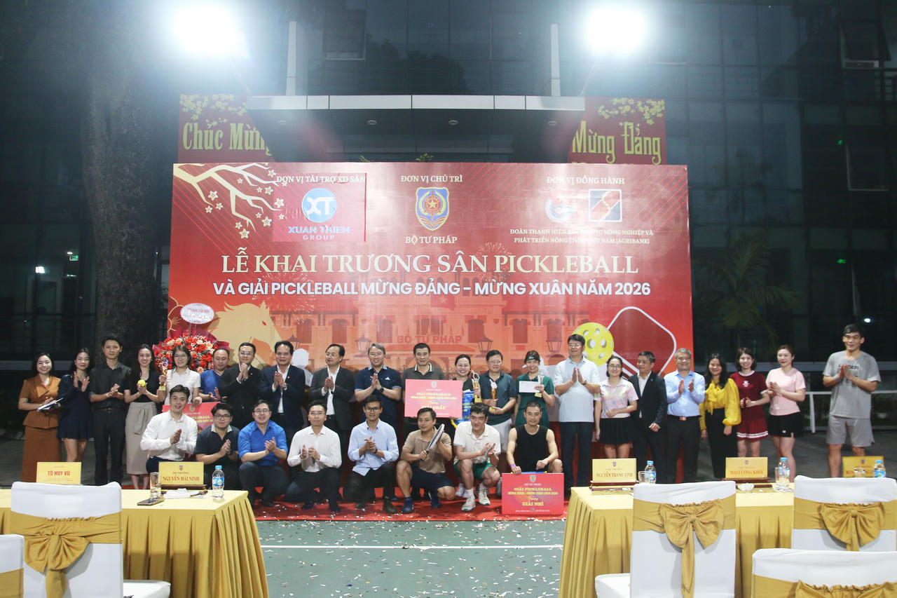 C&aacute;c đại biểu chụp ảnh lưu niệm c&ugrave;ng c&aacute;c vận động vi&ecirc;n