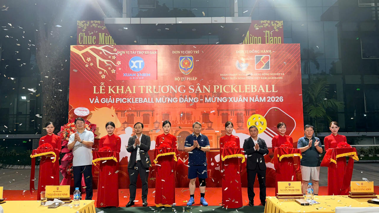 Bộ trưởng Bộ Tư ph&aacute;p Nguyễn Hải Ninh; Thứ trưởng Bộ Tư ph&aacute;p Nguyễn Thanh Tịnh, Thứ trưởng Bộ Tư ph&aacute;p Mai Lương Kh&ocirc;i c&ugrave;ng đại diện c&aacute;c đơn vị hỗ trợ, đồng h&agrave;nh đ&atilde; thực hiện nghi thức cắt băng khai trương s&acirc;n Pickleball tại Trụ sở Bộ Tư ph&aacute;p