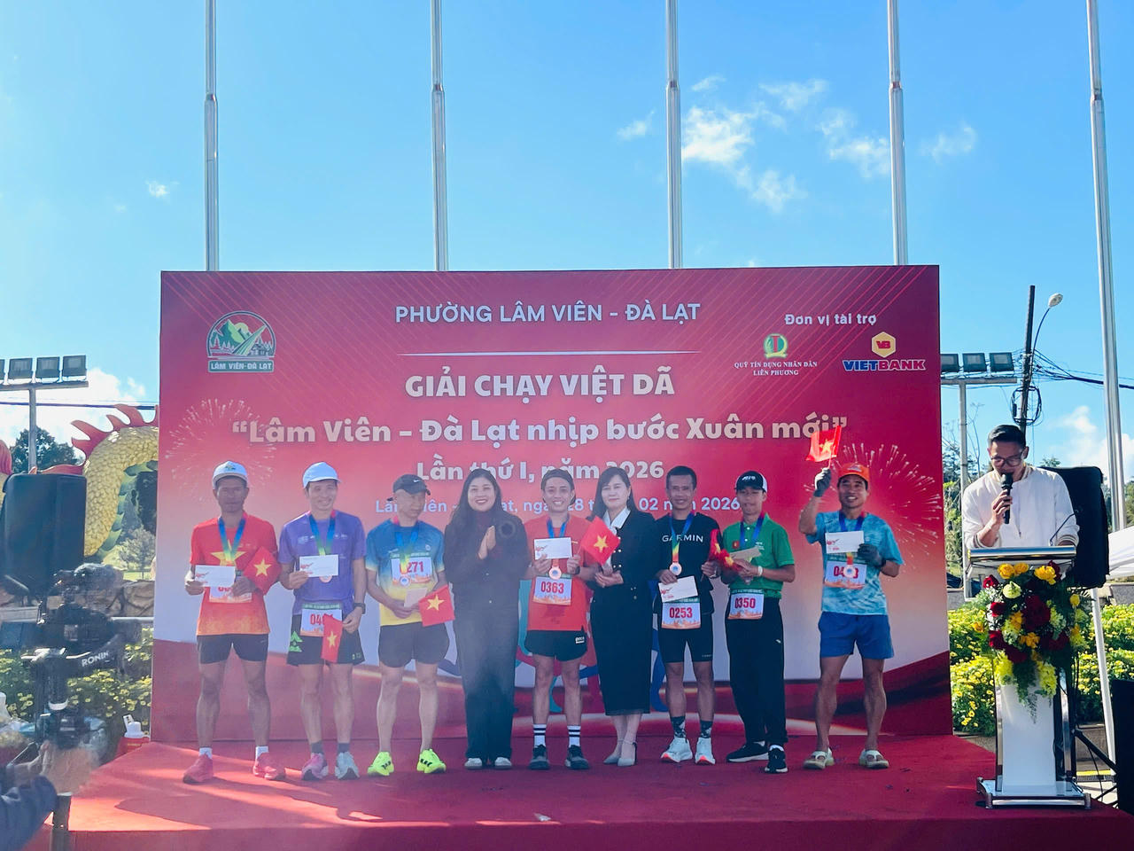 L&atilde;nh đạo phường L&acirc;m Vi&ecirc;n - Đ&agrave; Lạt trao thưởng cho c&aacute;c vận động vi&ecirc;n xuất sắc.