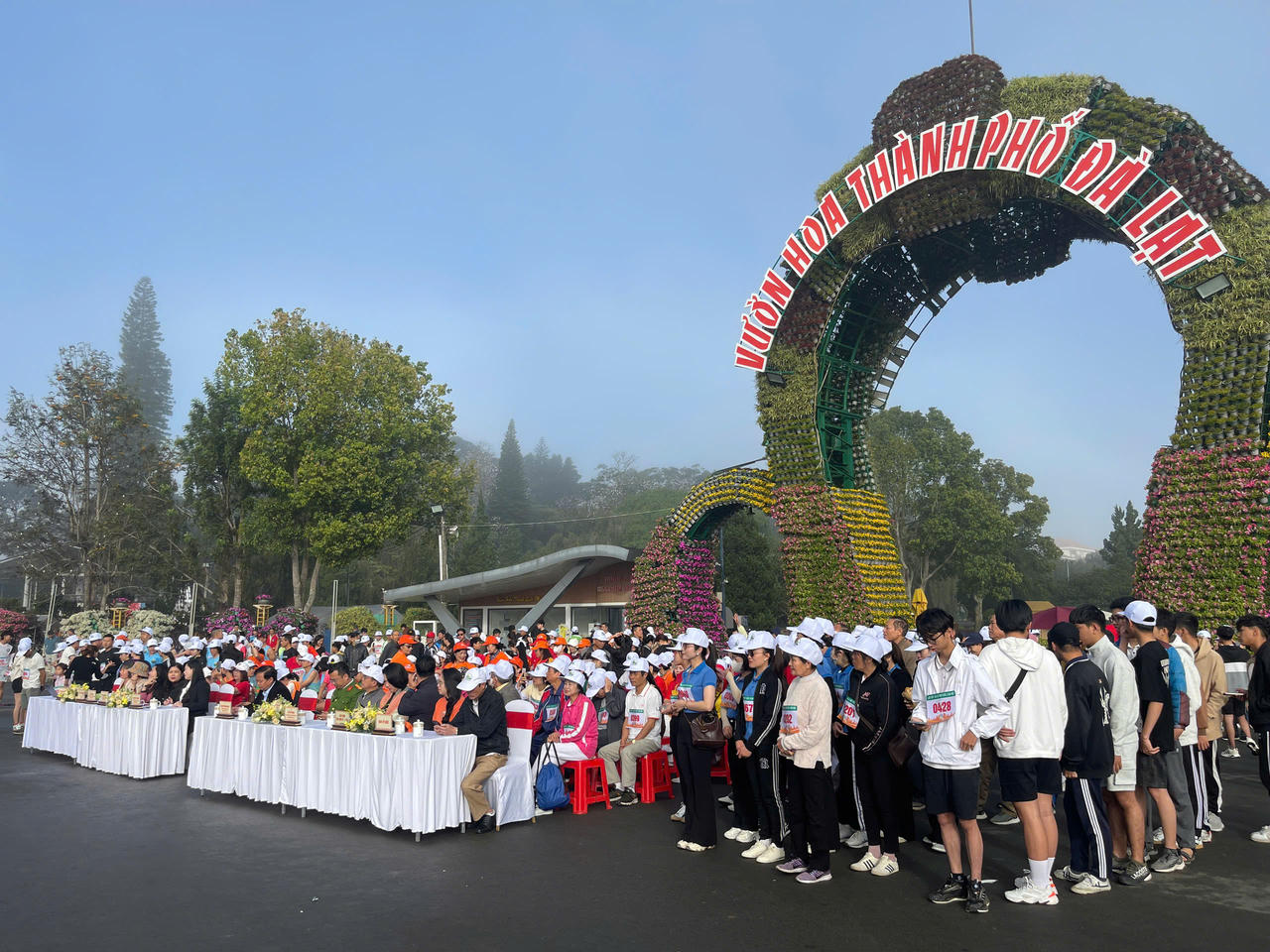 C&aacute;c vận động vi&ecirc;n trước giờ xuất ph&aacute;t tại Vườn hoa Đ&agrave; Lạt.