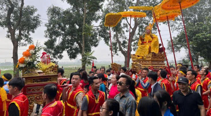 Lễ hội &ldquo;rước vua giả&rdquo; gắn liền với truyền thuyết Vua An Dương Vương x&acirc;y th&agrave;nh Cổ Loa. (Ảnh: TTXVN)