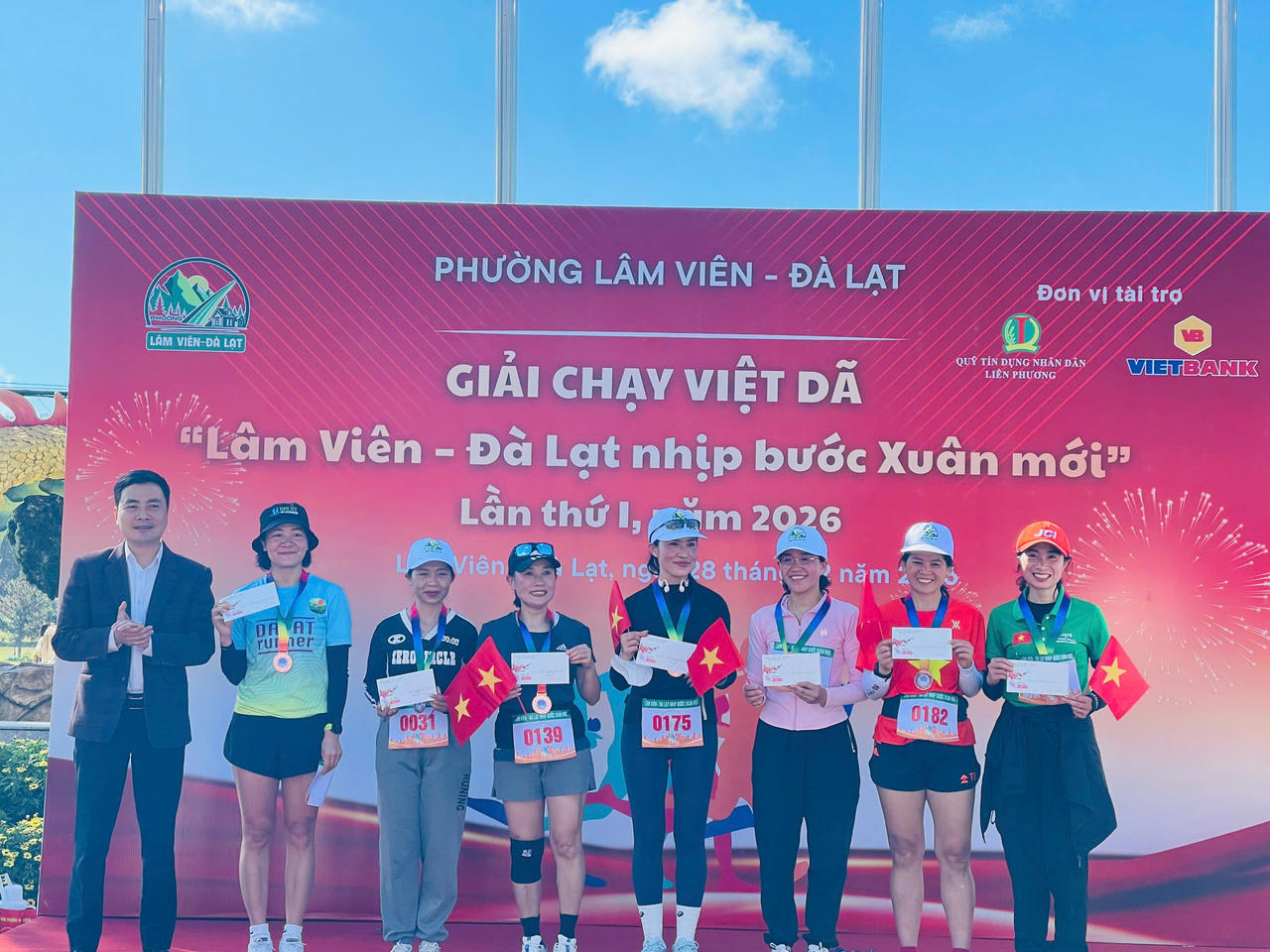 Những nữ vận động vi&ecirc;n xuất sắc nhận thưởng từ Ban tổ chức.