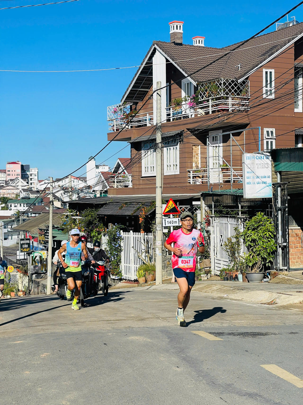 Gần 500 vận động viên tranh tài giải chạy “Lâm Viên – Đà Lạt nhịp bước Xuân mới”