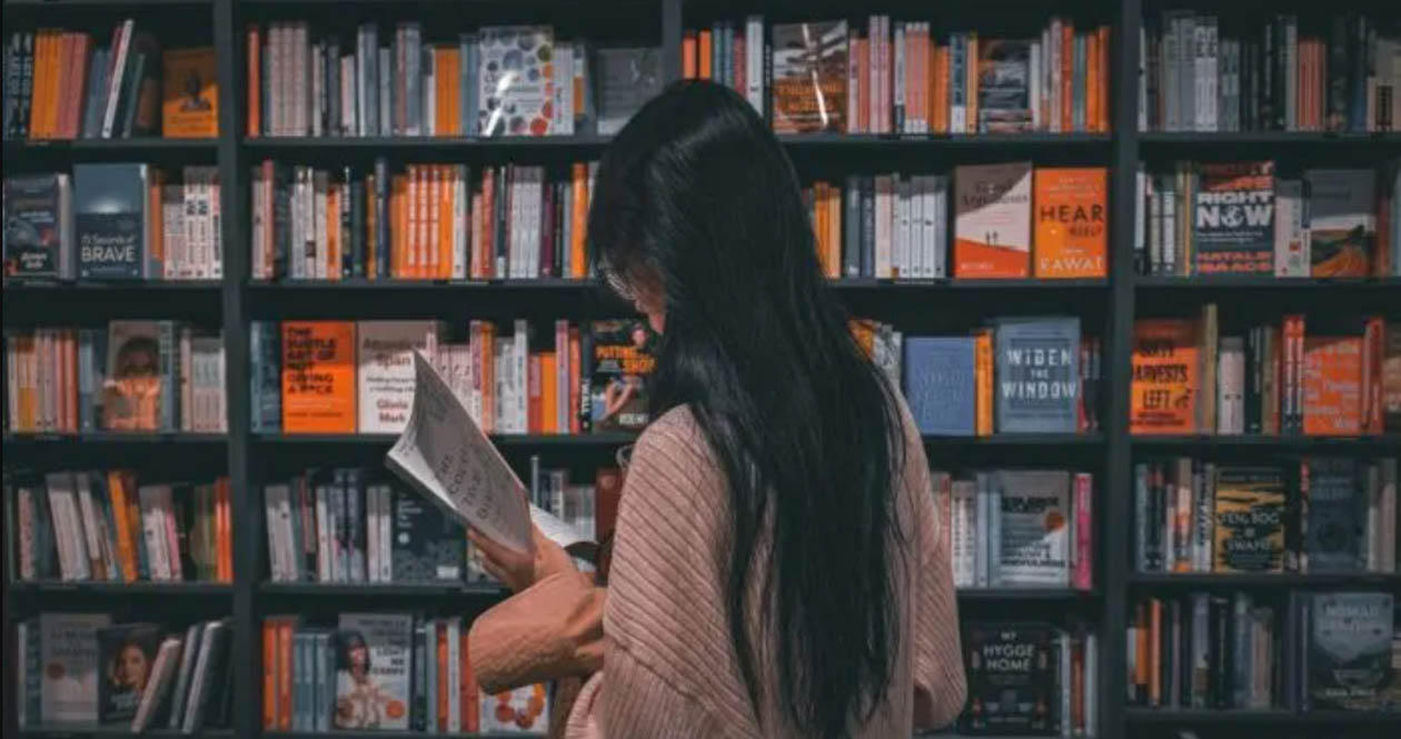 Nhiều người lựa chọn đọc s&aacute;ch như một c&aacute;ch khởi đầu năm mới bằng tri thức v&agrave; sự tĩnh tại. (Nguồn: bookriot)