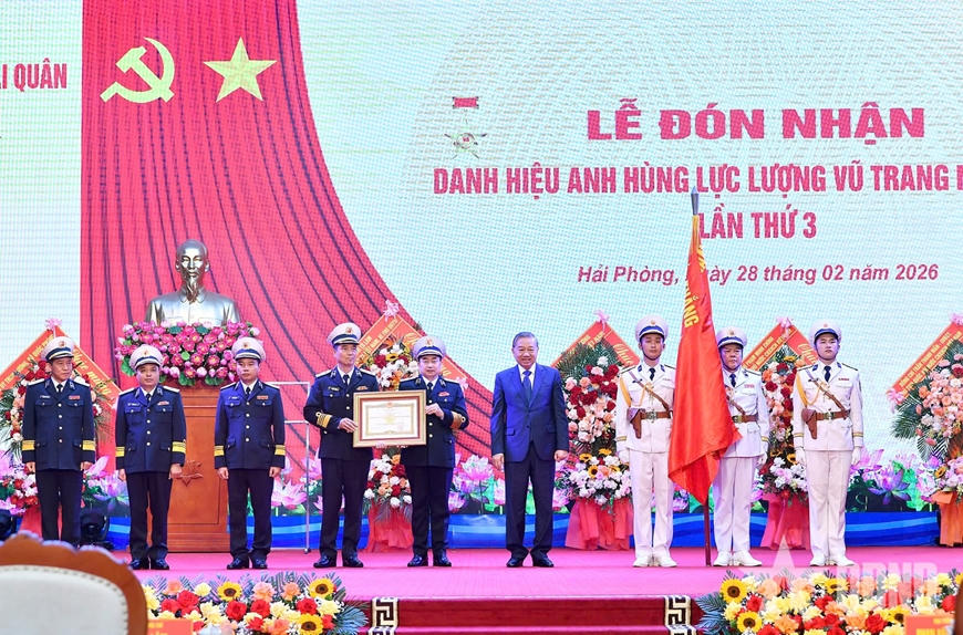 Tổng B&iacute; thư T&ocirc; L&acirc;m trao danh hiệu Anh h&ugrave;ng Lực lượng vũ trang nh&acirc;n d&acirc;n tặng Qu&acirc;n chủng Hải qu&acirc;n.