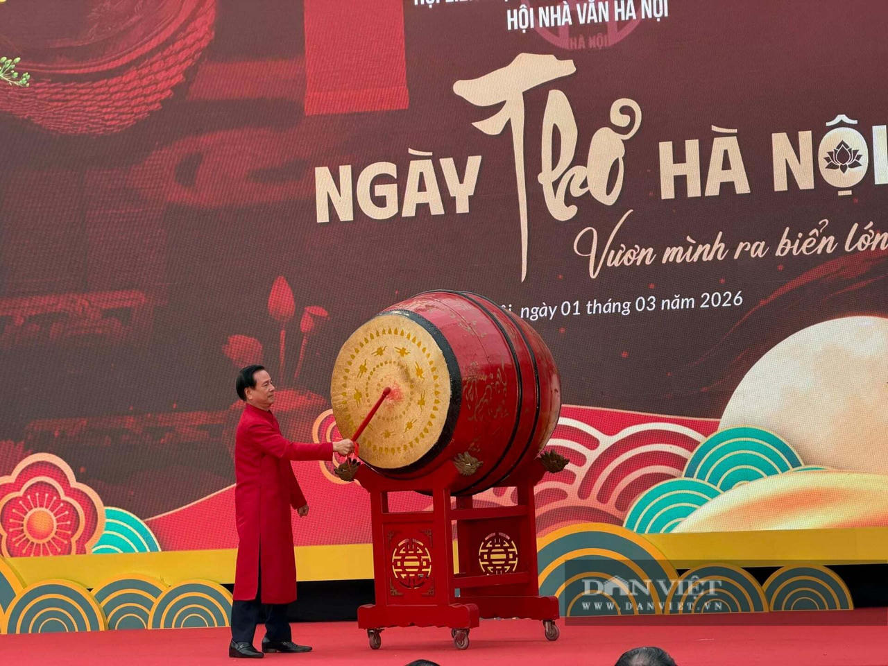 NSND Quốc Chi&ecirc;m gi&oacute;ng trống Khai mạc Ng&agrave;y thơ H&agrave; Nội 2026. (ảnh PV)