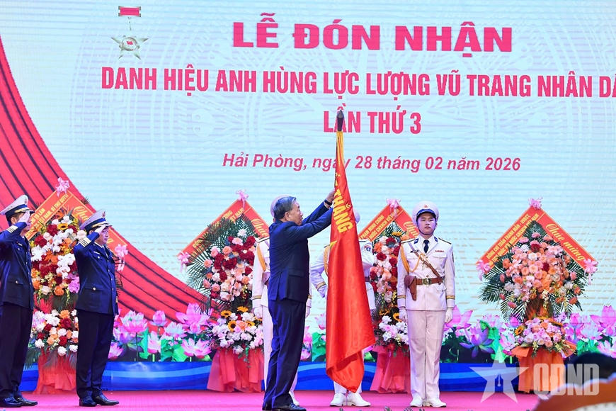 Tổng B&iacute; thư T&ocirc; L&acirc;m dự Lễ đ&oacute;n nhận danh hiệu Anh h&ugrave;ng Lực lượng vũ trang nh&acirc;n d&acirc;n tại Qu&acirc;n chủng Hải qu&acirc;n