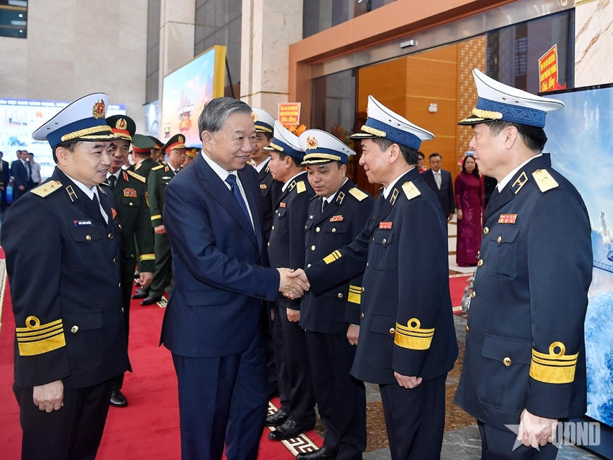 C&aacute;c đồng ch&iacute; l&atilde;nh đạo Qu&acirc;n chủng Hải qu&acirc;n đ&oacute;n Tổng B&iacute; thư T&ocirc; L&acirc;m.