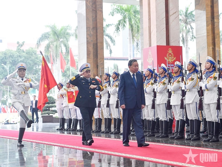 L&atilde;nh đạo Qu&acirc;n chủng Hải qu&acirc;n đ&oacute;n Tổng B&iacute; thư T&ocirc; L&acirc;m.