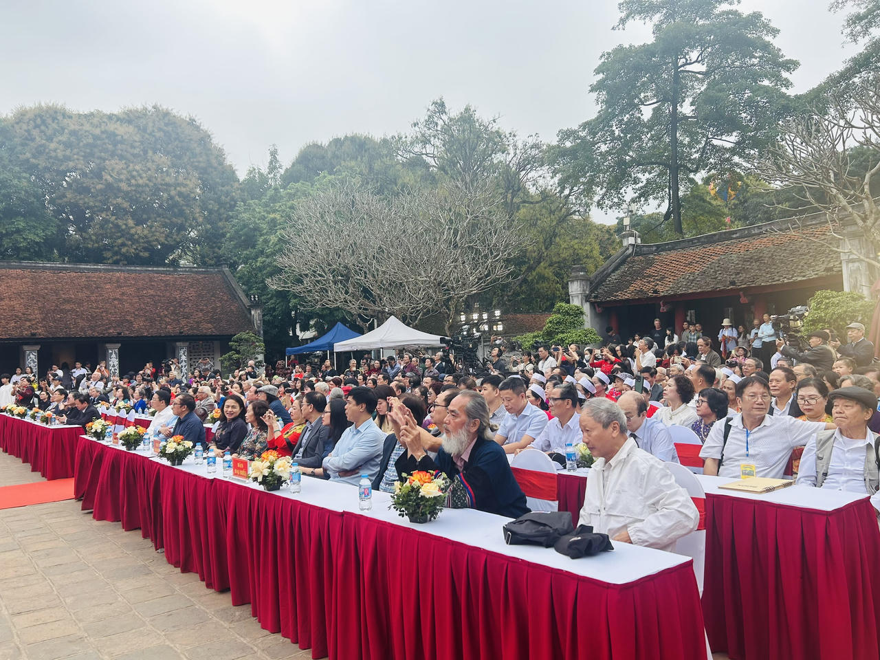 Động đảo c&aacute;c nh&agrave; thơ, người y&ecirc;u thơ v&agrave; c&aacute;c du kh&aacute;ch trong nước v&agrave; quốc tế tham dự Ng&agrave;y thơ H&agrave; Nội 2026. (ảnh PV)