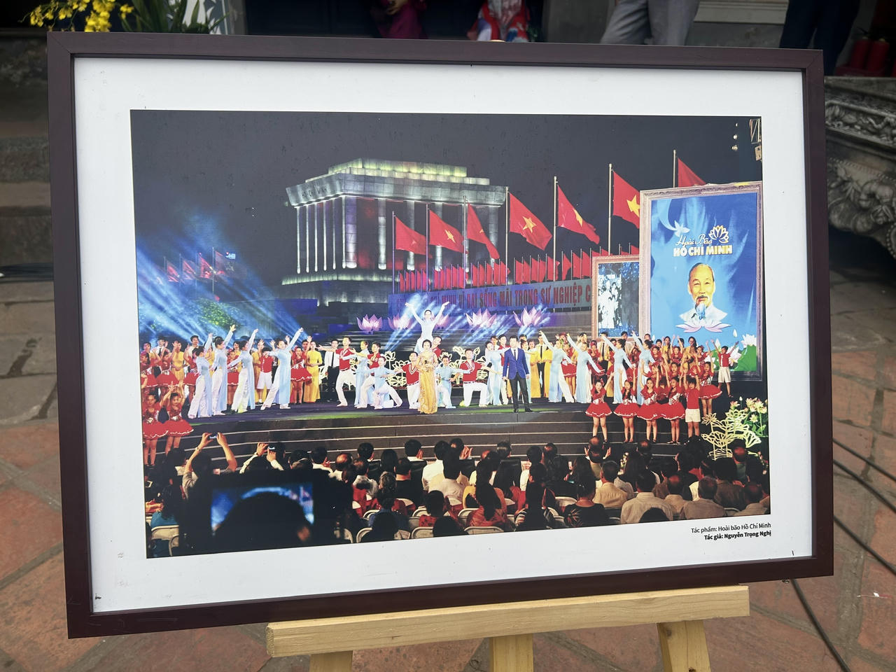Một trong các tác ph&acirc;̉m xu&acirc;́t săc v&ecirc;̀ Hà N&ocirc;̣i, mùa xu&acirc;n và qu&ecirc; hương đ&acirc;́t nước&hellip; được trưng b&agrave;y tại Ng&agrave;y thơ H&agrave; Nội. (ảnh PV)
