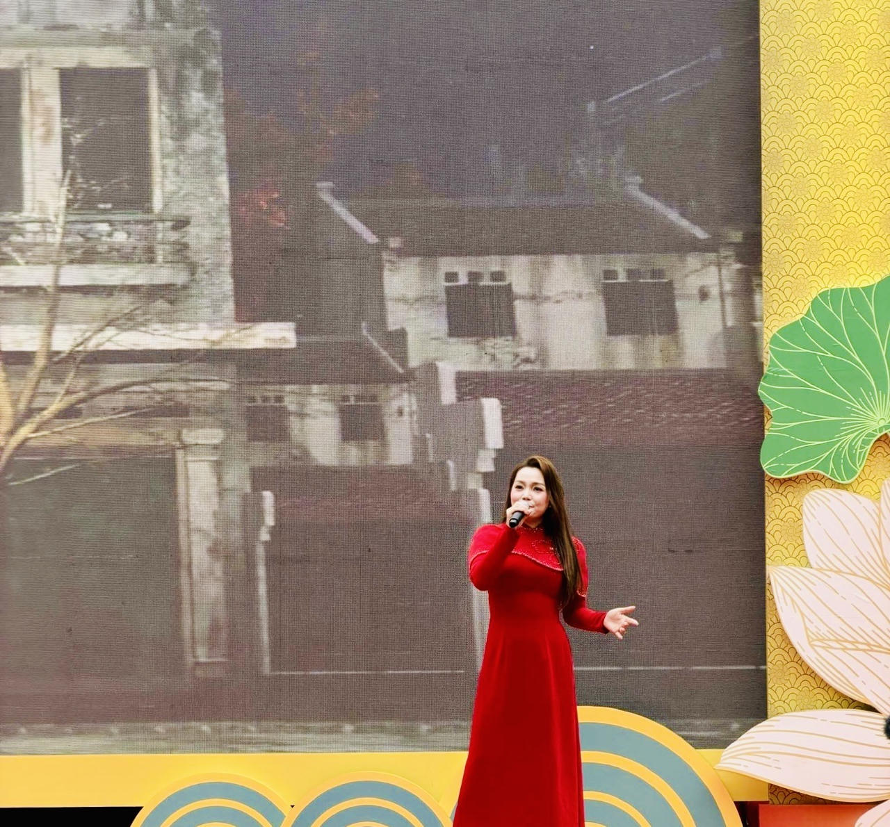 &nbsp;Ca sĩ Ngọc Anh thể hiện t&aacute;c phẩm &lsquo;Mơ về H&agrave; Nội&rdquo; của nh&agrave; thơ L&ecirc; Cảnh Nhạc, nhạc Đức Trịnh tại Ng&agrave;y thơ H&agrave; Nội 2026. (ảnh PV)