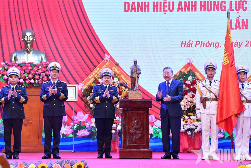 Tổng B&iacute; thư T&ocirc; L&acirc;m tặng Qu&acirc;n chủng Hải qu&acirc;n qu&agrave; lưu niệm.