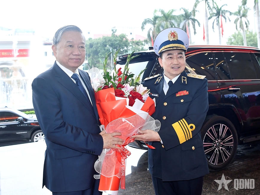Tổng B&iacute; thư T&ocirc; L&acirc;m dự Lễ đ&oacute;n nhận danh hiệu Anh h&ugrave;ng Lực lượng vũ trang nh&acirc;n d&acirc;n tại Qu&acirc;n chủng Hải qu&acirc;n