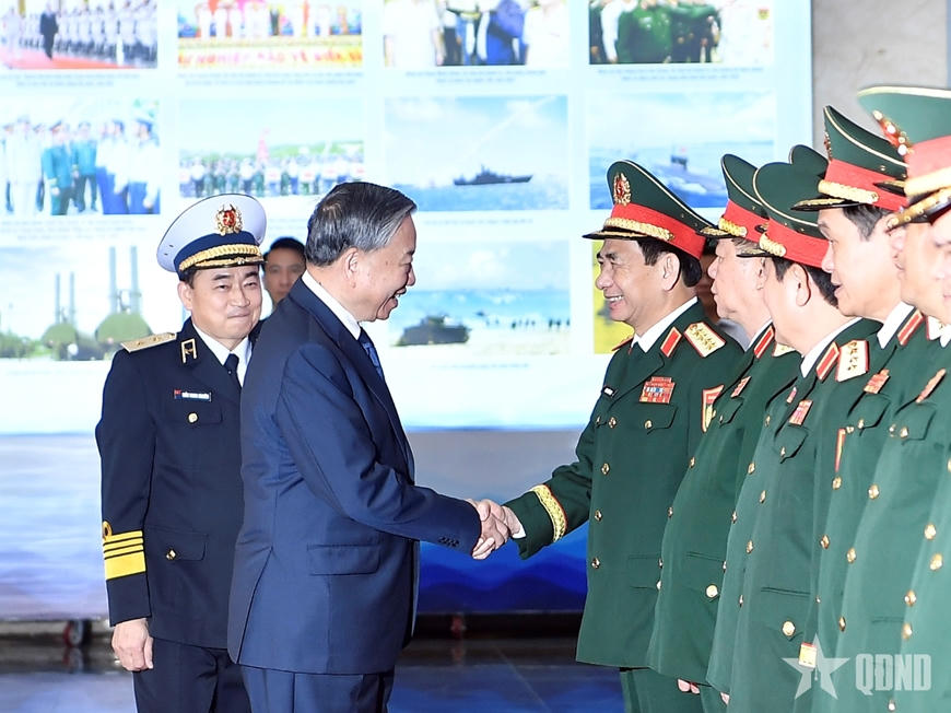 Đại tướng Phan Văn Giang, Ủy vi&ecirc;n Bộ Ch&iacute;nh trị, Ph&oacute; b&iacute; thư Qu&acirc;n ủy Trung ương, Bộ trưởng Bộ Quốc ph&ograve;ng c&ugrave;ng c&aacute;c đồng ch&iacute; l&atilde;nh đạo Bộ Quốc ph&ograve;ng đ&oacute;n Tổng B&iacute; thư T&ocirc; L&acirc;m.