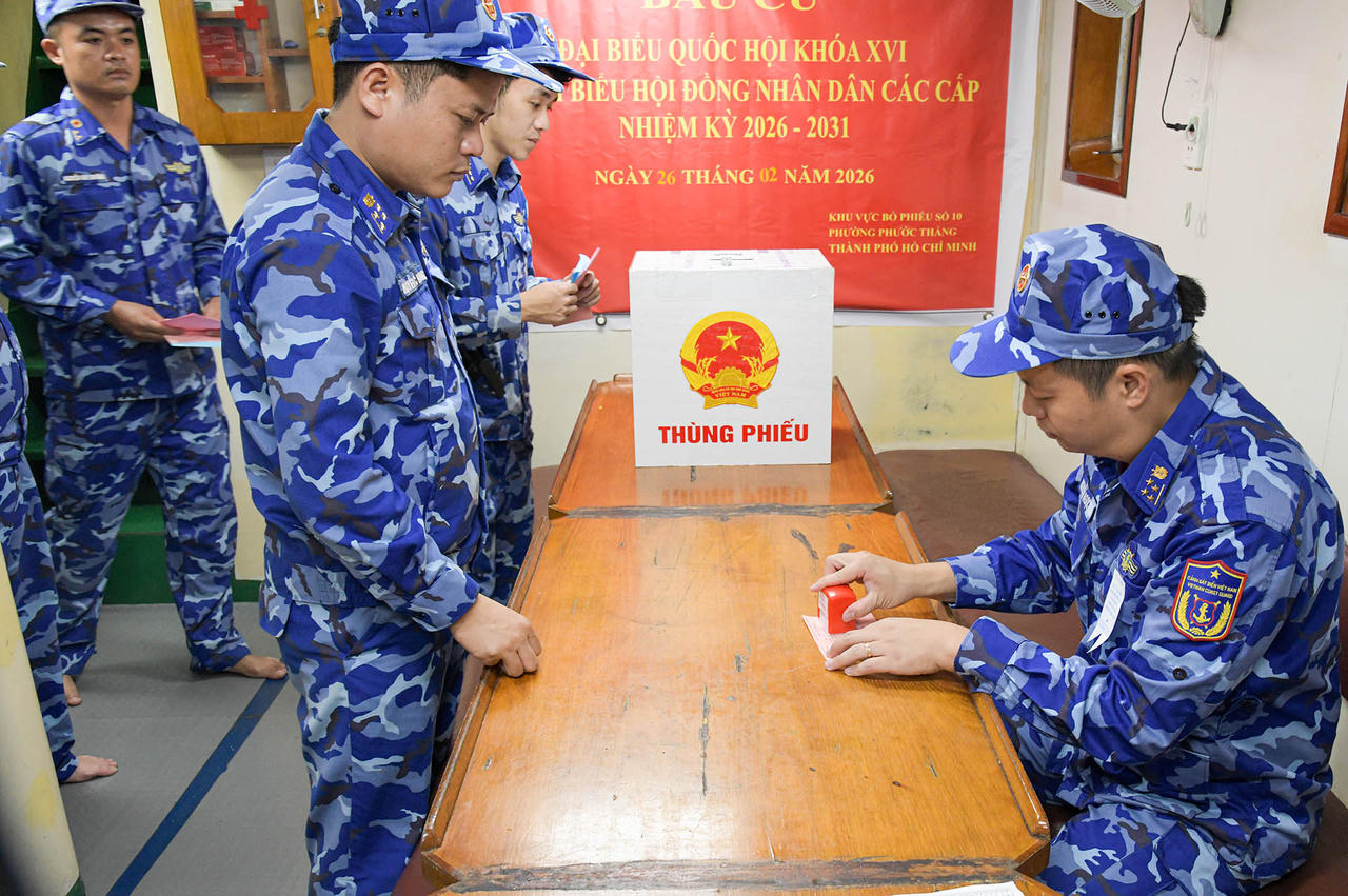 X&aacute;c nhận cử tri ho&agrave;n th&agrave;nh nhiệm vụ bầu cử. (Ảnh trong b&agrave;i: PV)