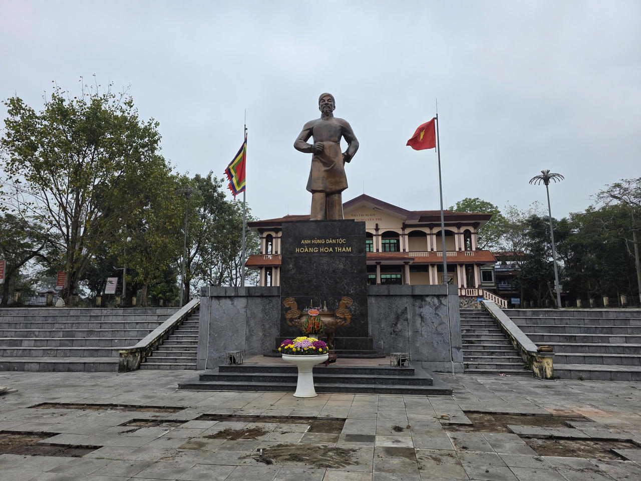 Tượng đ&agrave;i Ho&agrave;ng Hoa Th&aacute;m nằm ngay sau ng&ocirc;i đền Thề.