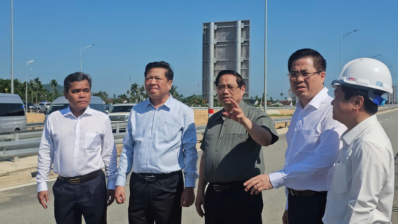 Thủ tướng Phạm Minh Ch&iacute;nh thị s&aacute;t dự &aacute;n cao tốc Quảng Ng&atilde;i - Ho&agrave;i Nhơn.