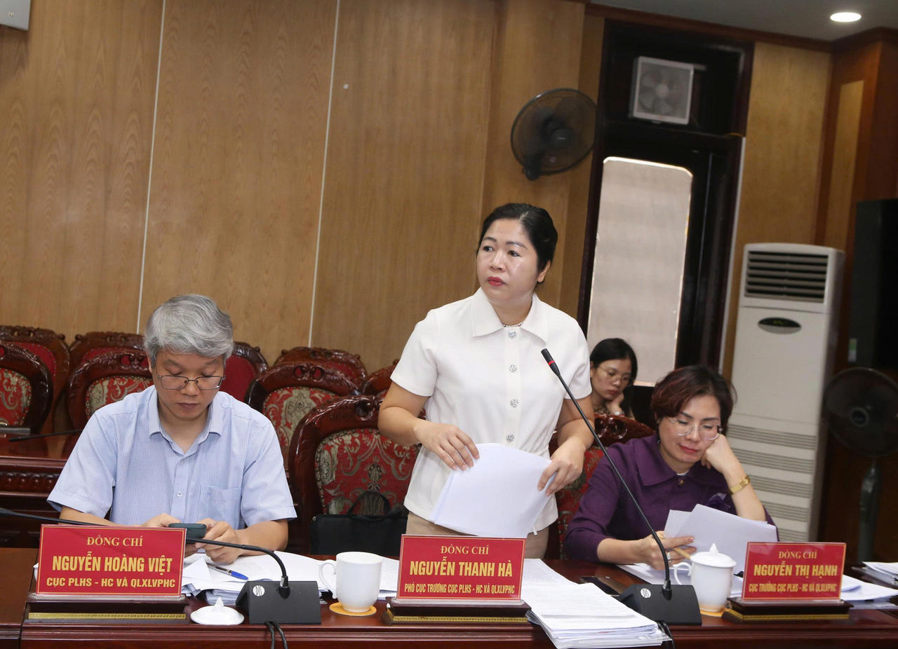 B&agrave; Nguyễn Thanh H&agrave; &ndash; Ph&oacute; Cục trưởng Cục PLHSHC&amp;amp;QLXLVPHC, Ph&oacute; trưởng Đo&agrave;n kiểm tra ph&aacute;t biểu tại buổi l&agrave;m việc.