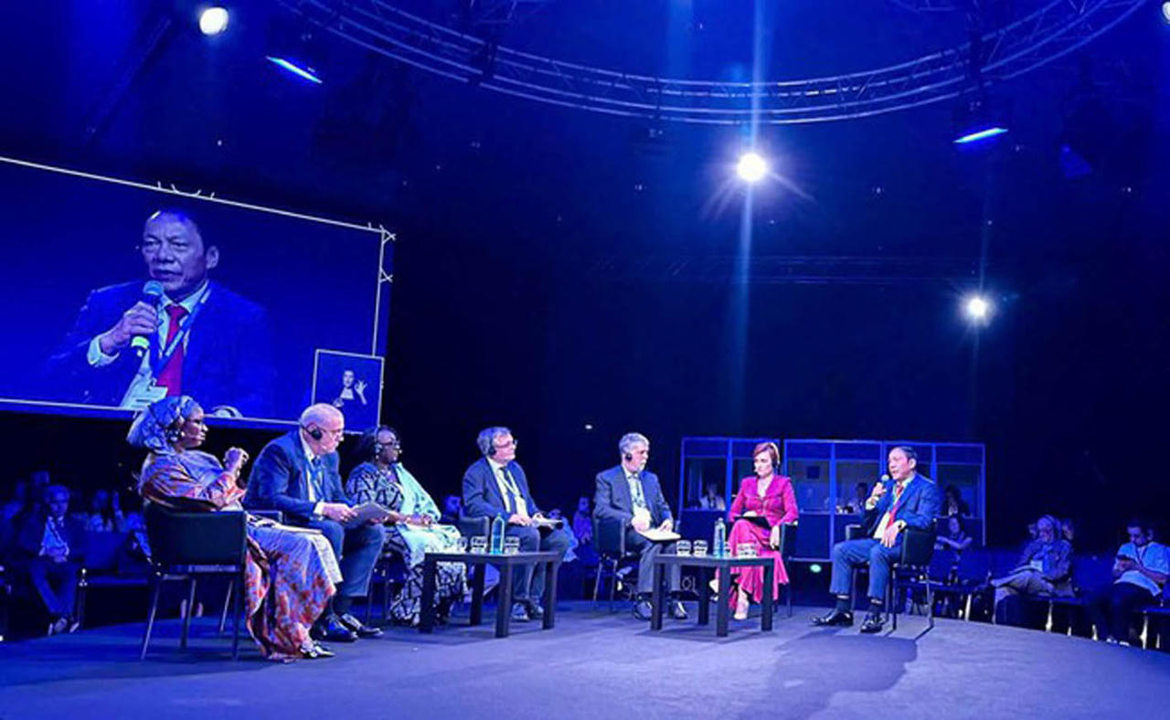 Bộ trưởng Bộ VHTT&amp;amp;DL Nguyễn Văn H&ugrave;ng đề xuất s&aacute;ng kiến của Việt Nam về triển khai Thập kỷ quốc tế về&nbsp;văn h&oacute;a v&igrave; sự ph&aacute;t triển bền vững tại Hội nghị Thế giới về&nbsp;Ch&iacute;nh s&aacute;ch văn h&oacute;a v&agrave; ph&aacute;t triển bền vững.