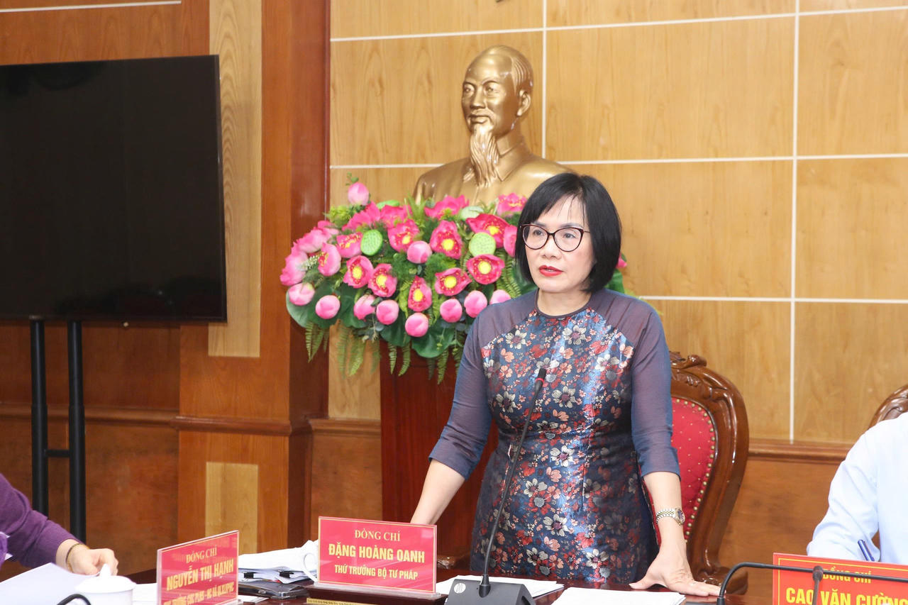 Thứ trưởng Đặng Ho&agrave;ng Oanh, Trưởng Đo&agrave;n kiểm tra ph&aacute;t biểu tại buổi l&agrave;m việc.