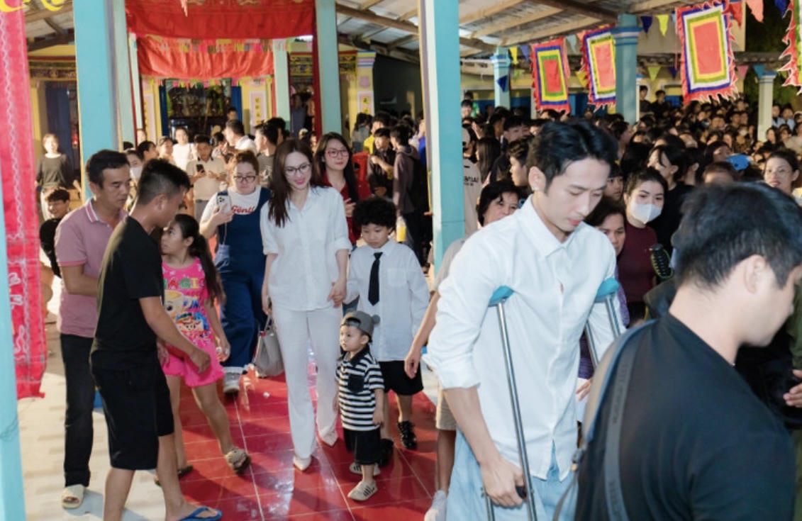 Đo&agrave;n l&agrave;m phim được người d&acirc;n l&agrave;ng ch&agrave;i ch&agrave;o đ&oacute;n nhiệt th&agrave;nh khi trở lại (ảnh X.M).