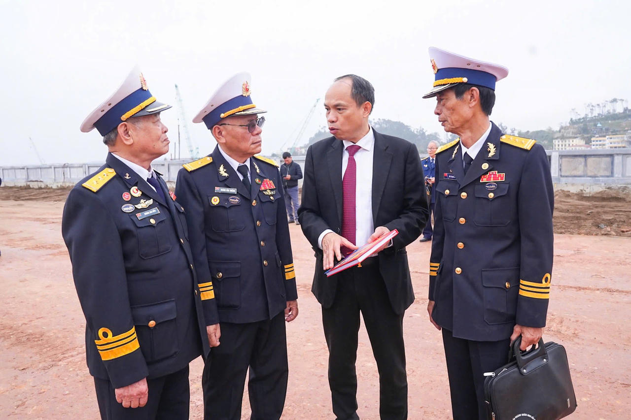 Những chiến sĩ c&ugrave;ng nhau &ocirc;n lại k&yacute; ức về trận đ&aacute;nh h&agrave;o h&ugrave;ng đ&atilde; đi v&agrave;o lịch sử.