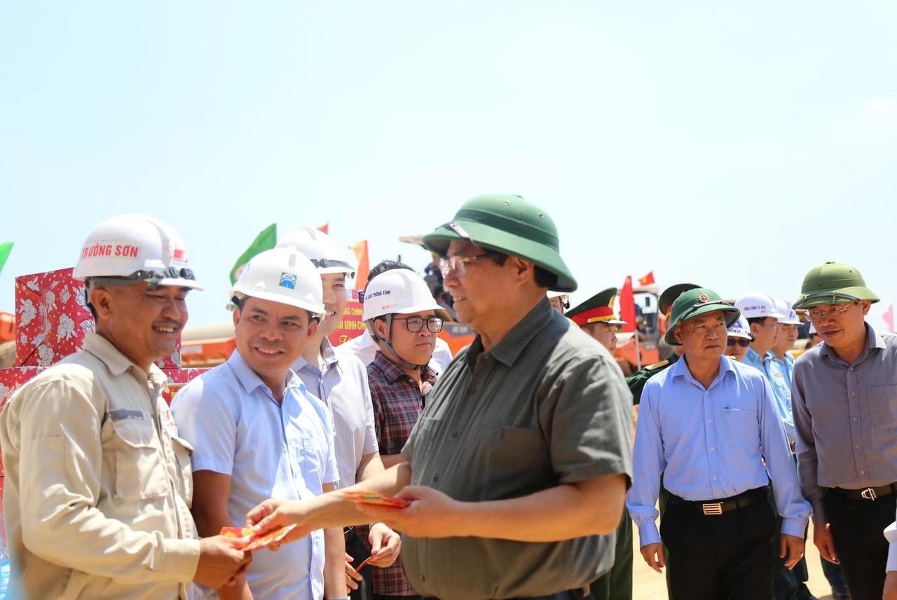 Thủ tướng tặng l&igrave; x&igrave; ch&uacute;c mừng năm mới c&aacute;c đơn vị thi c&ocirc;ng dự &aacute;n n&acirc;ng cấp, mở rộng s&acirc;n bay Ph&ugrave; C&aacute;t.