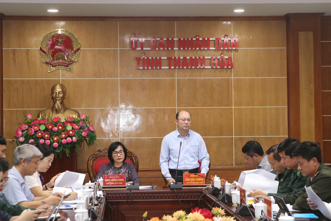 Ph&oacute; Chủ tịch UBND tỉnh Thanh H&oacute;a ph&aacute;t biểu tại buổi l&agrave;m việc.