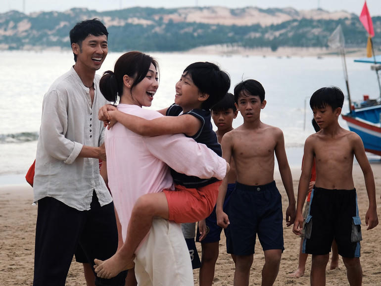 Phim &ldquo;B&aacute;u vật trời cho&rdquo; đang khiến giới chuy&ecirc;n m&ocirc;n bất ngờ khi tạo n&ecirc;n c&uacute; bứt ph&aacute; tại ph&ograve;ng v&eacute; (cảnh trong phim).