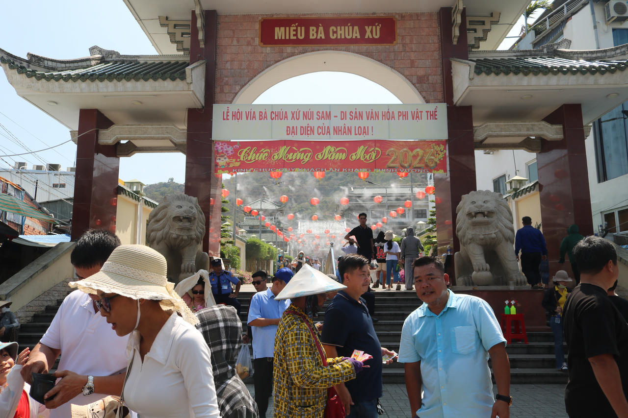 Đ&ocirc;ng đảo du kh&aacute;ch nhiều nơi h&agrave;nh hướng đến Miếu B&agrave; Ch&uacute;a Xứ.