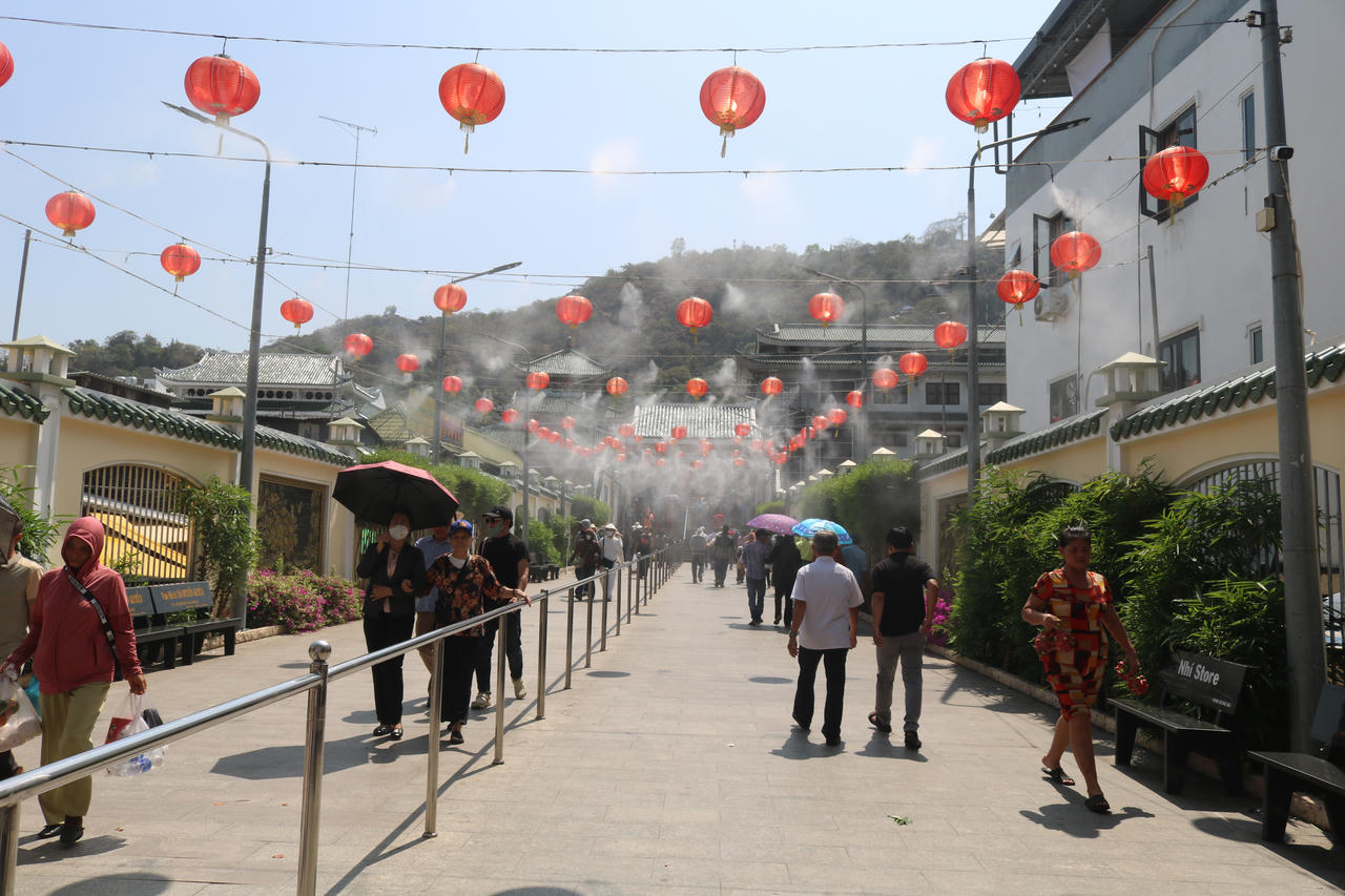 Kh&aacute;ch h&agrave;ng hương v&agrave;o ra Miếu B&agrave; Ch&uacute;a Xứ đi theo lối trật tự.