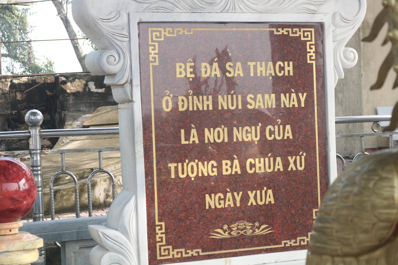 Bệ đ&aacute; tr&ecirc;n đỉnh N&uacute;i Sam nơi tượng B&agrave; Ch&uacute;a Xứ ngự.