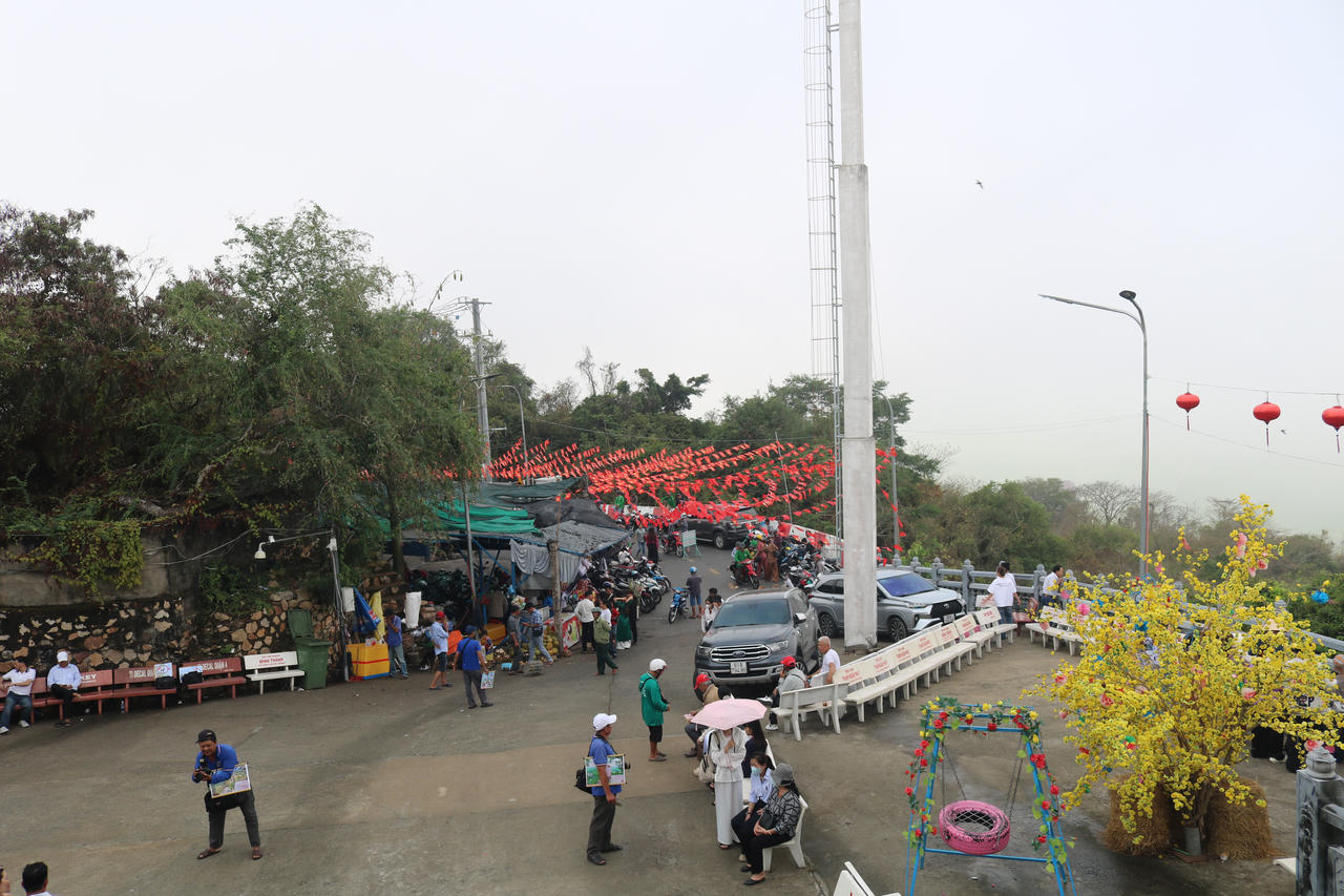 Đ&ocirc;ng đảo du kh&aacute;ch l&ecirc;n đỉnh N&uacute;i Sam để chi&ecirc;m b&aacute;i bệ đ&aacute; nơi tượng B&agrave; Ch&uacute;a Xứ ngự.