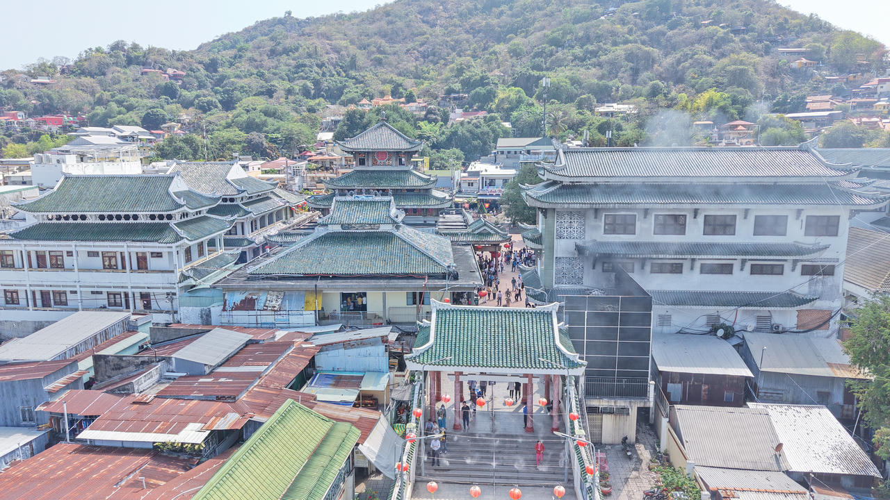 To&agrave;n cảnh Miếu B&agrave; Ch&uacute;a Xứ nh&igrave;n tr&ecirc;n cao.