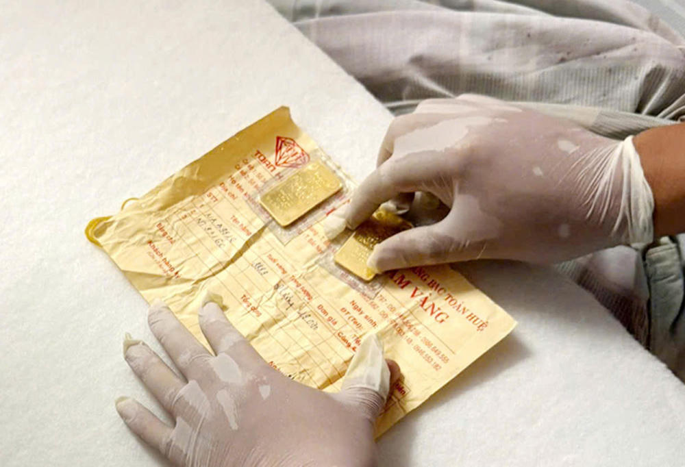 Nam khai đ&atilde; lấy trộm v&agrave;ng v&agrave;o m&ugrave;ng 5 Tết, b&aacute;n 1 c&acirc;y để trả nợ, mua điện thoại tặng bạn g&aacute;i v&agrave; ti&ecirc;u x&agrave;i; 2 c&acirc;y c&ograve;n lại cất giấu tại ph&ograve;ng ngủ.