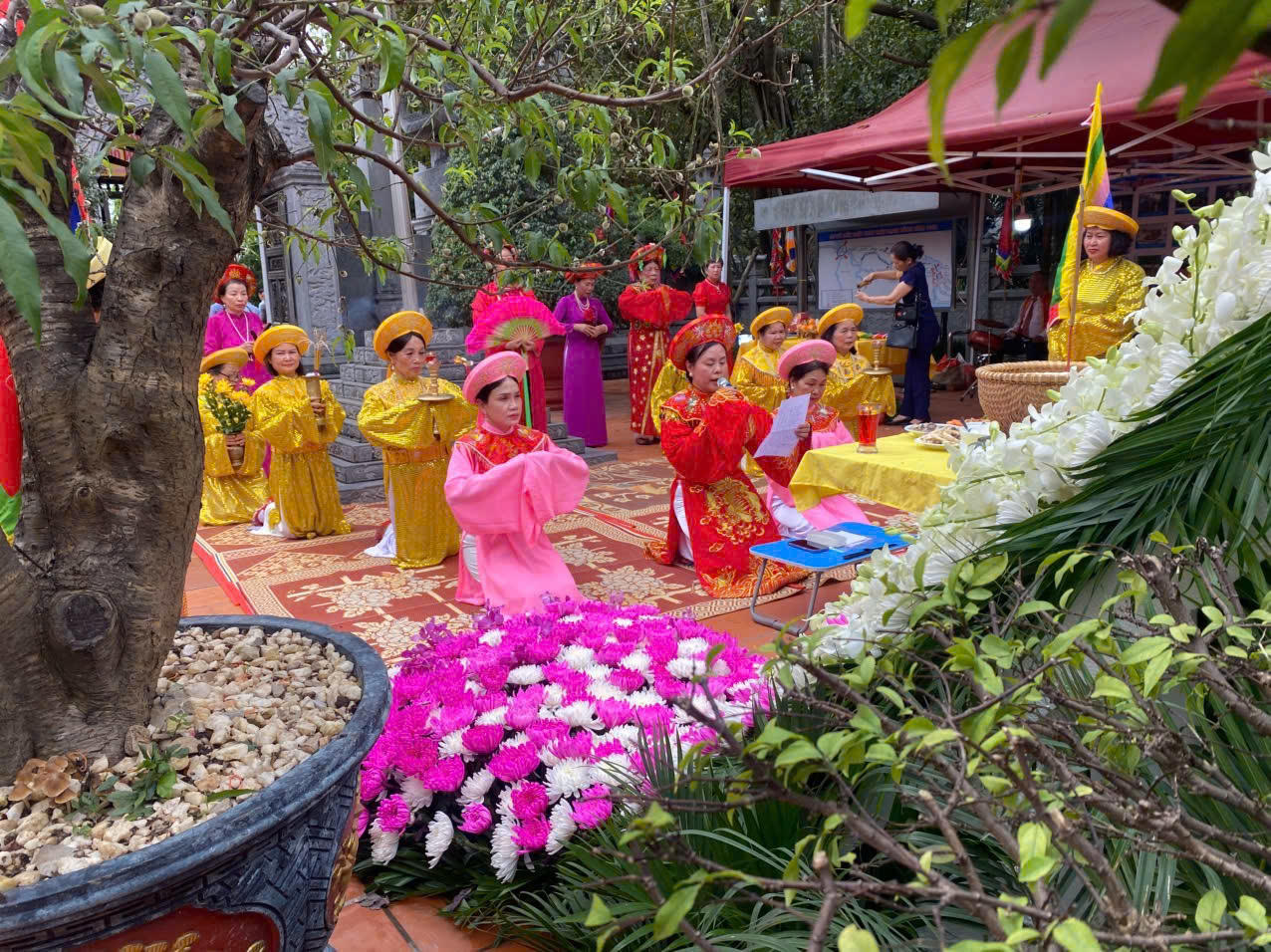 Ba đo&agrave;n tế với hơn 200 nghệ nh&acirc;n d&acirc;n gian thực hiện c&aacute;c nghi thức tế lễ trước thời điểm khai ấn.