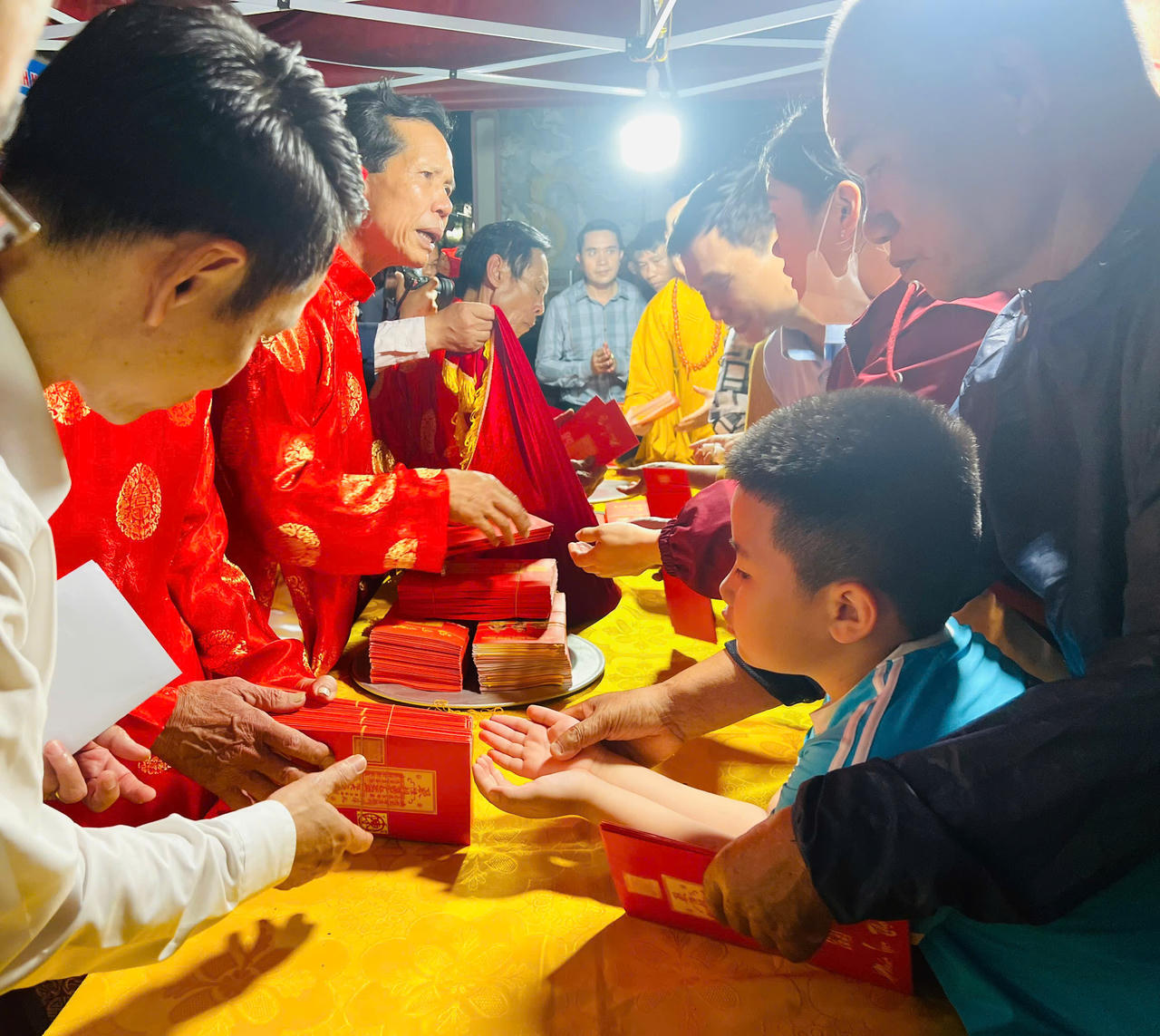 Người d&acirc;n, du kh&aacute;ch xếp h&agrave;ng trật tự chờ nhận ấn Đức Th&aacute;nh Trần trong kh&ocirc;ng kh&iacute; th&agrave;nh k&iacute;nh đầu xu&acirc;n.