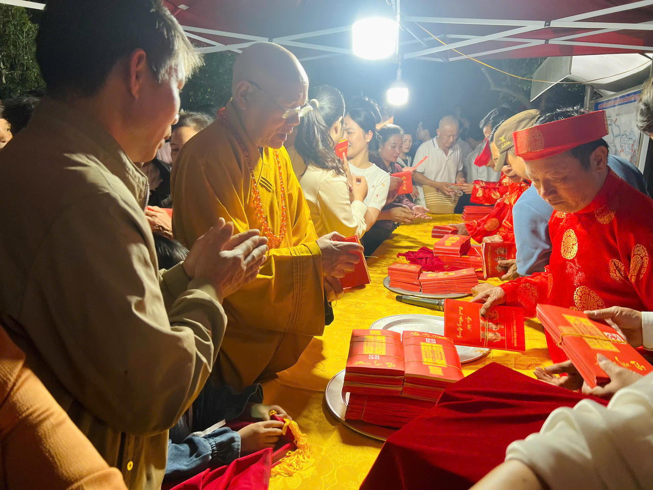 Nghi lễ khai ấn Đức Th&aacute;nh Trần được tổ chức trang nghi&ecirc;m theo đ&uacute;ng nghi thức truyền thống.