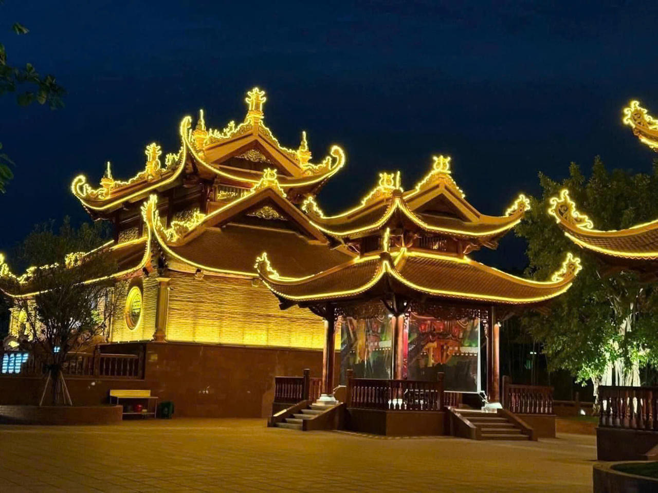 Khu di t&iacute;ch Bạch Đằng Giang h&ocirc;m nay kh&ocirc;ng chỉ l&agrave; nơi tổ chức Lễ khai ấn m&agrave; c&ograve;n l&agrave; một quần thể văn h&oacute;a - lịch sử rộng lớn. Tại đ&acirc;y c&oacute; hệ thống đền thờ c&aacute;c bậc tiền nh&acirc;n, quảng trường tượng đ&agrave;i, bảo t&agrave;ng ngo&agrave;i trời, Ch&ugrave;a Tr&uacute;c L&acirc;m Tr&agrave;ng K&ecirc;nh&hellip; Tất cả tạo n&ecirc;n một kh&ocirc;ng gian vừa h&ugrave;ng tr&aacute;ng, vừa tĩnh tại.