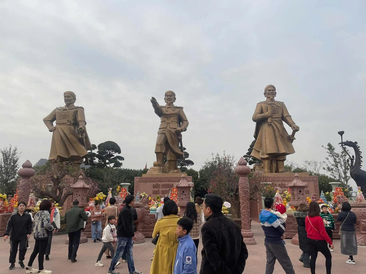 Bạch Đằng Giang v&igrave; thế kh&ocirc;ng chỉ l&agrave; nơi &ldquo;xin ấn&rdquo; đầu năm. Đ&oacute; l&agrave; nơi đ&aacute;nh thức k&yacute; ức lịch sử, hun đ&uacute;c kh&iacute; ph&aacute;ch Việt v&agrave; nhắc nhở mỗi thế hệ h&ocirc;m nay tiếp tục viết tiếp trang sử thanh b&igrave;nh của đất nước.