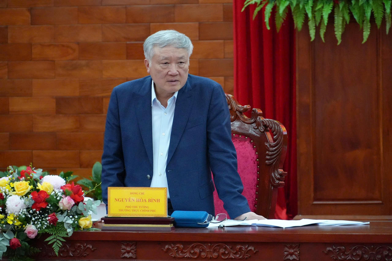 Ph&oacute; Thủ tướng Thường trực Nguyễn Ho&agrave; B&igrave;nh ph&aacute;t biểu kết luận buổi l&agrave;m việc.