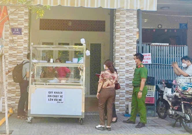 Cơ quan chức năng phường Vũng T&agrave;u đ&atilde; tiến h&agrave;nh l&agrave;m việc với tiệm b&aacute;nh m&igrave; nơi nhiều người nghi bị ngộ độc khi ăn b&aacute;nh m&igrave; tại đ&oacute;.