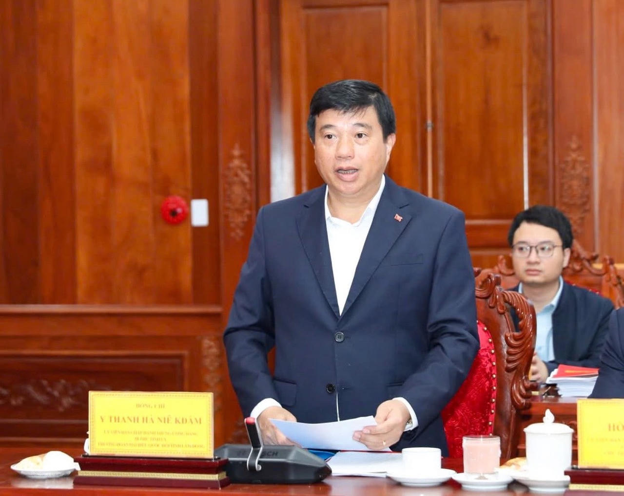 Uỷ vi&ecirc;n Trung ương Đảng, B&iacute; thư Tỉnh uỷ L&acirc;m Đồng&nbsp;Y Thanh H&agrave; Ni&ecirc; Kđăm b&aacute;o c&aacute;o tại buổi l&agrave;m việc.