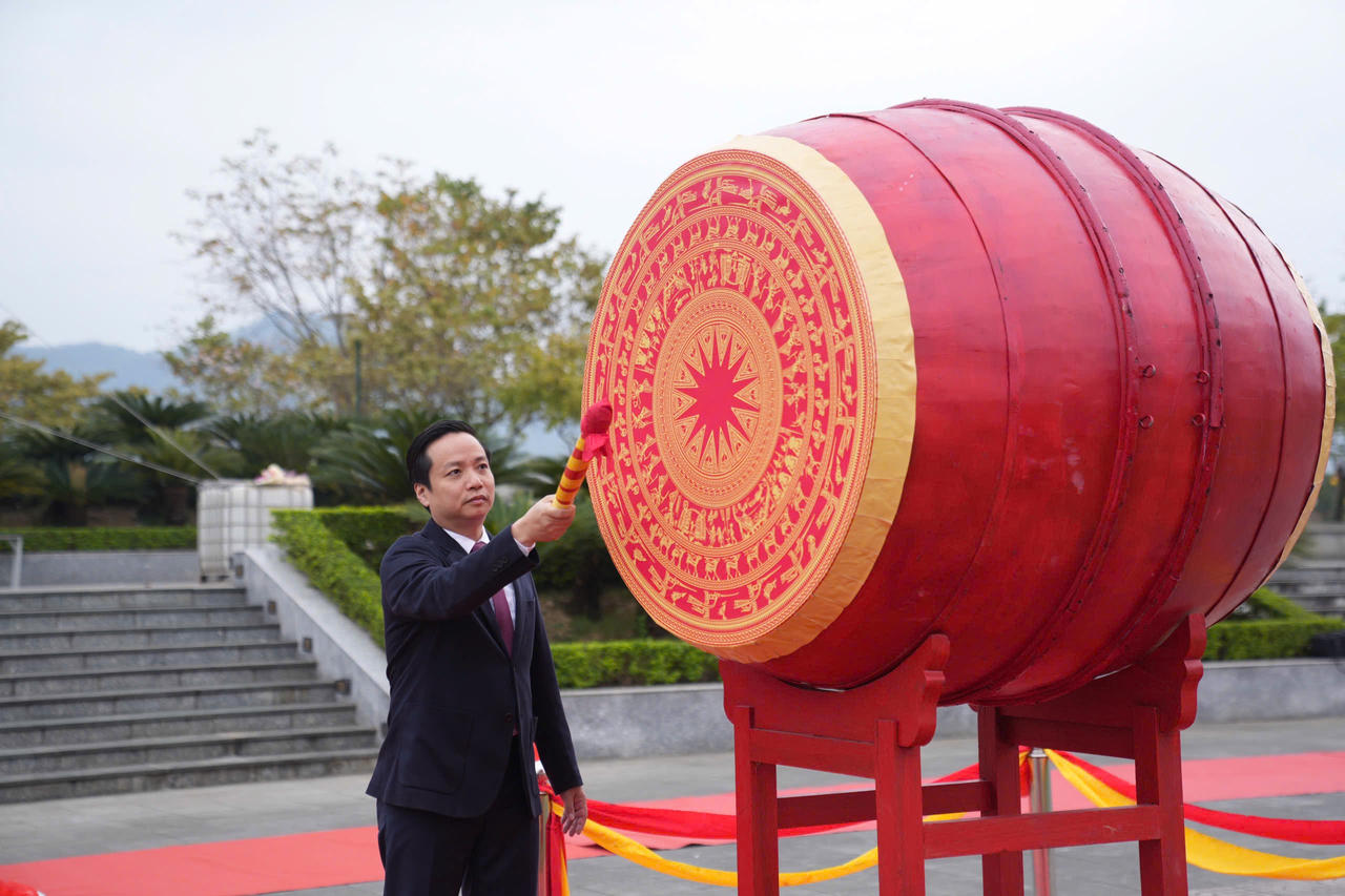 &Ocirc;ng&nbsp;L&ecirc; Hải H&ograve;a - Chủ tịch UBND tỉnh đ&atilde; đ&aacute;nh hồi trống mở hội giao qu&acirc;n. (Ảnh: PV)